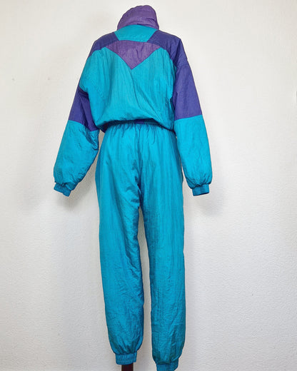 Einzigartiger und nachhaltiger Vintage Skianzug in türkis-violett. Unique and sustainable vintage ski suit in turquois-purple. Back.