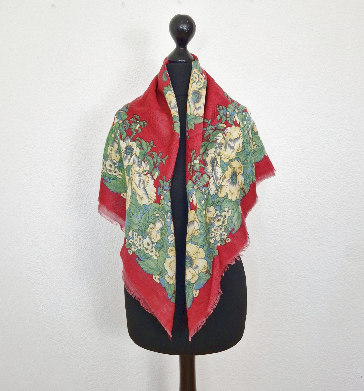 Einzigartiges und nachhaltiges Vintage Tuch in altrosa-mint-hellgelb, mit Blumen und Blättern. Unique and sustainable vintage cloth in dusty rose-mint-light yellow, with flowers and leaves. Model 1.