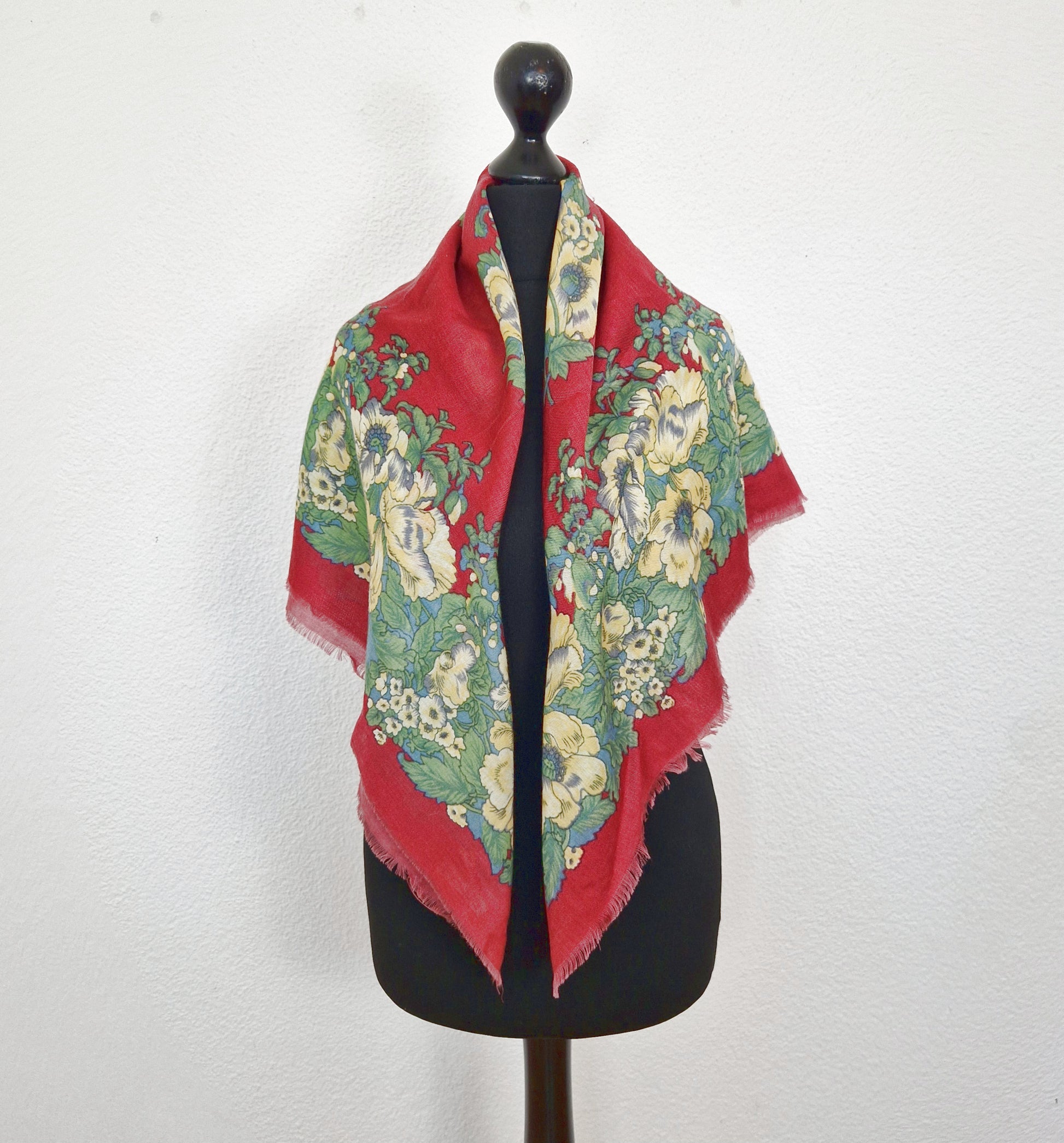 Einzigartiges und nachhaltiges Vintage Tuch in altrosa-mint-hellgelb, mit Blumen und Blättern. Unique and sustainable vintage cloth in dusty rose-mint-light yellow, with flowers and leaves. Model 1.