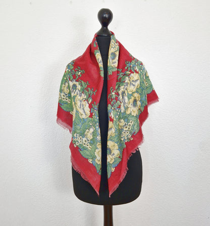 Einzigartiges und nachhaltiges Vintage Tuch in altrosa-mint-hellgelb, mit Blumen und Blättern. Unique and sustainable vintage cloth in dusty rose-mint-light yellow, with flowers and leaves. Model 1.