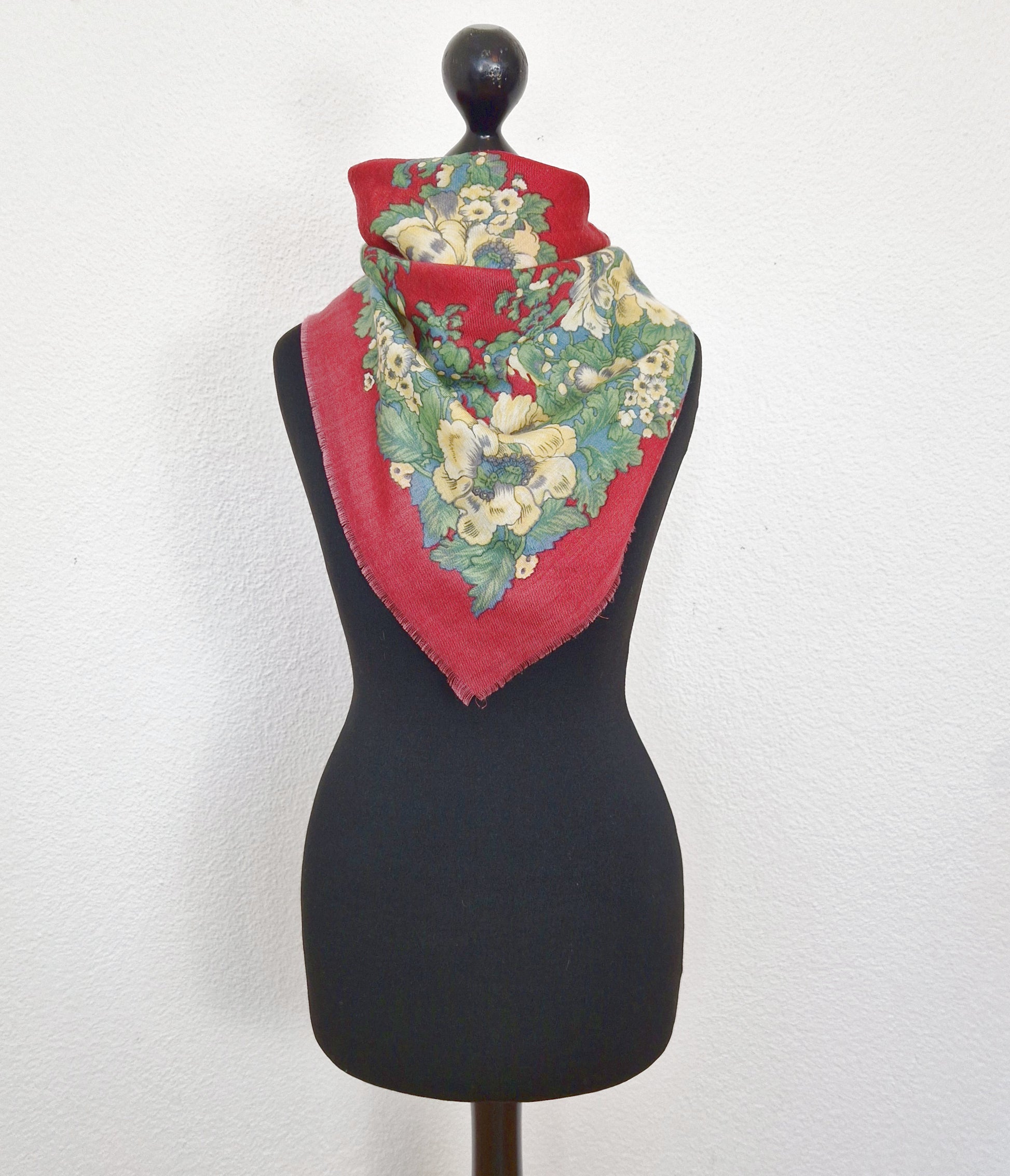 Einzigartiges und nachhaltiges Vintage Tuch in altrosa-mint-hellgelb, mit Blumen und Blättern. Unique and sustainable vintage cloth in dusty rose-mint-light yellow, with flowers and leaves. Model 2.