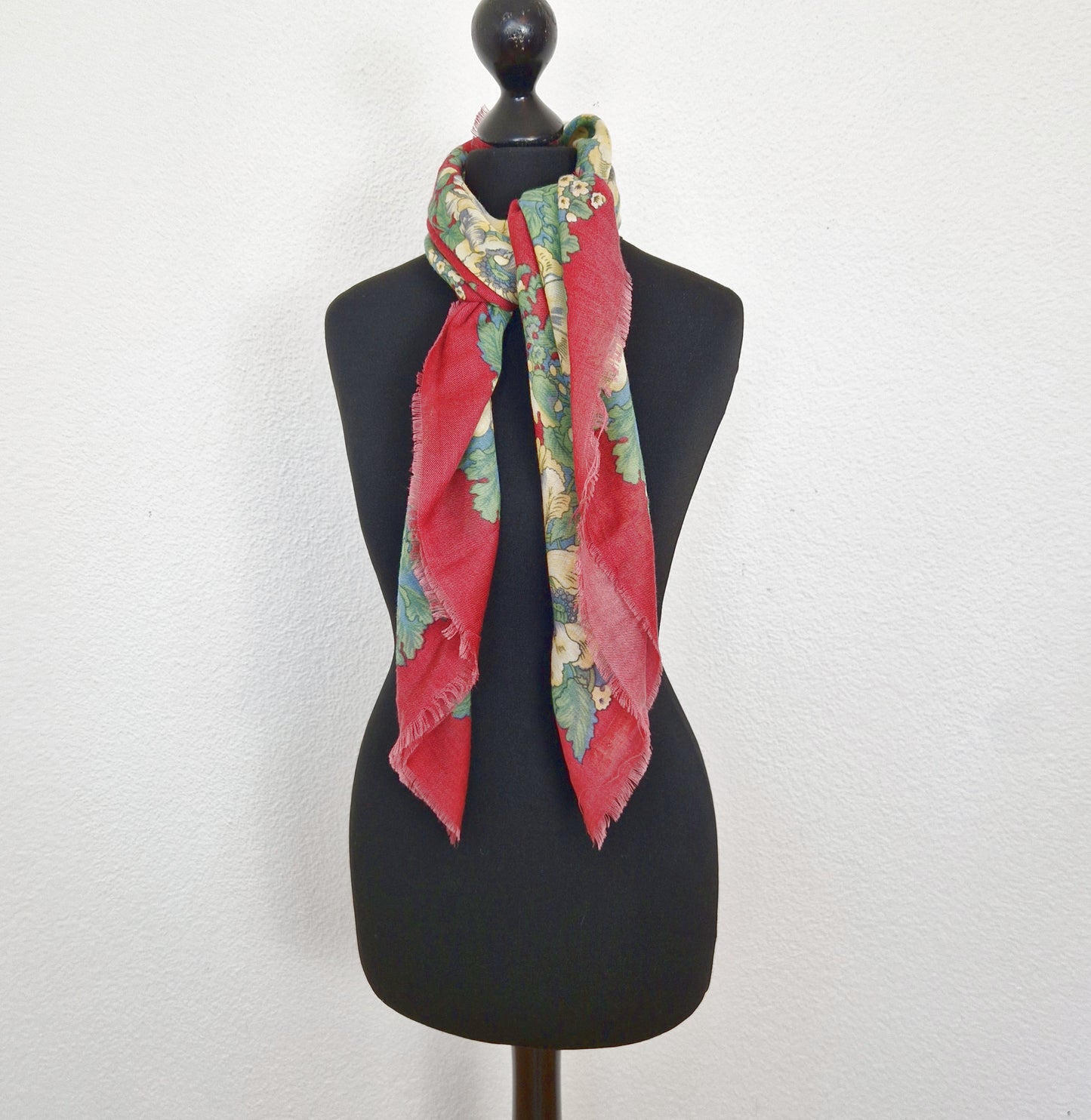 Einzigartiges und nachhaltiges Vintage Tuch in altrosa-mint-hellgelb, mit Blumen und Blättern. Unique and sustainable vintage cloth in dusty rose-mint-light yellow, with flowers and leaves. Model 3.