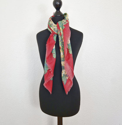 Einzigartiges und nachhaltiges Vintage Tuch in altrosa-mint-hellgelb, mit Blumen und Blättern. Unique and sustainable vintage cloth in dusty rose-mint-light yellow, with flowers and leaves. Model 3.