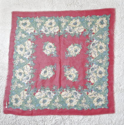 Einzigartiges und nachhaltiges Vintage Tuch in altrosa-mint-hellgelb, mit Blumen und Blättern. Unique and sustainable vintage cloth in dusty rose-mint-light yellow, with flowers and leaves. Front. 