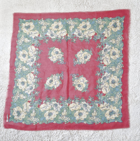 Einzigartiges und nachhaltiges Vintage Tuch in altrosa-mint-hellgelb, mit Blumen und Blättern. Unique and sustainable vintage cloth in dusty rose-mint-light yellow, with flowers and leaves. Front. 