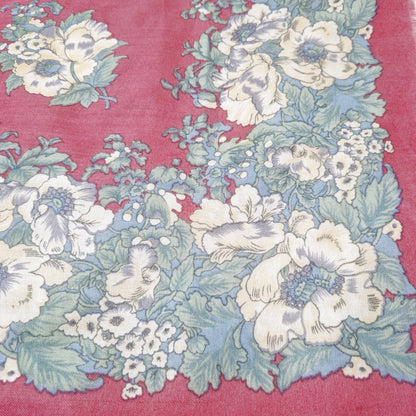 Einzigartiges und nachhaltiges Vintage Tuch in altrosa-mint-hellgelb, mit Blumen und Blättern. Unique and sustainable vintage cloth in dusty rose-mint-light yellow, with flowers and leaves. Close-up.