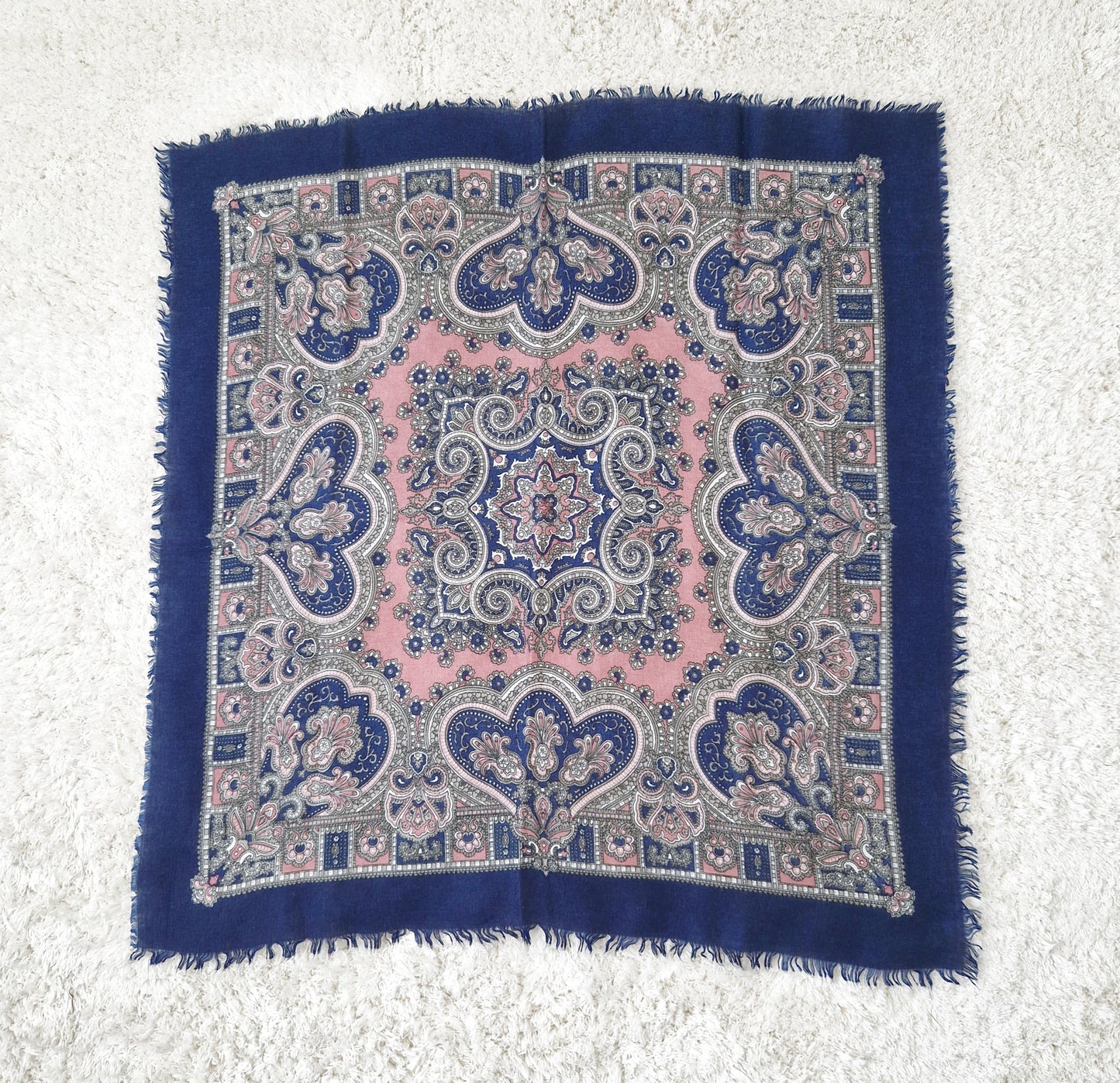 Einzigartiges und nachhaltiges Vintage Tuch in blau-rosa-grau. Unique and sustainable vintage cloth in blue-pink-grey. Front.