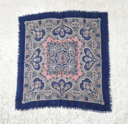 Einzigartiges und nachhaltiges Vintage Tuch in blau-rosa-grau. Unique and sustainable vintage cloth in blue-pink-grey. Front.