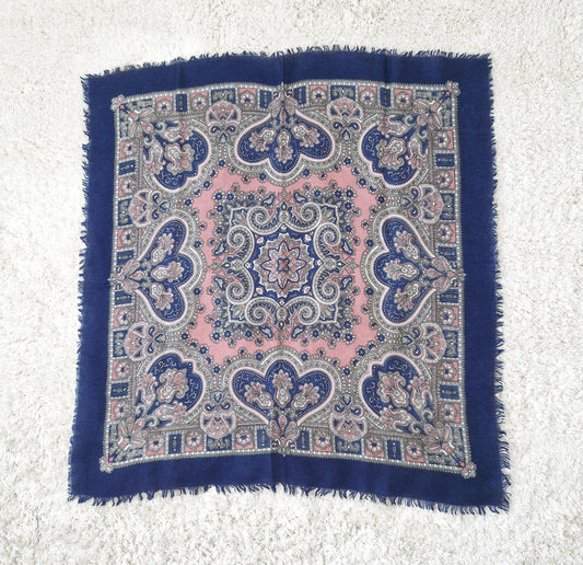 Einzigartiges und nachhaltiges Vintage Tuch in blau-rosa-grau. Unique and sustainable vintage cloth in blue-pink-grey. Front.