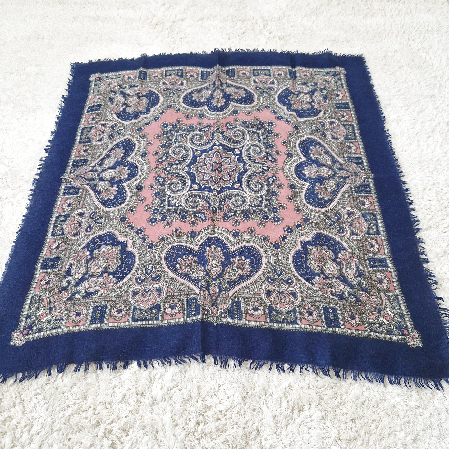 Einzigartiges und nachhaltiges Vintage Tuch in blau-rosa-grau. Unique and sustainable vintage cloth in blue-pink-grey. Side.