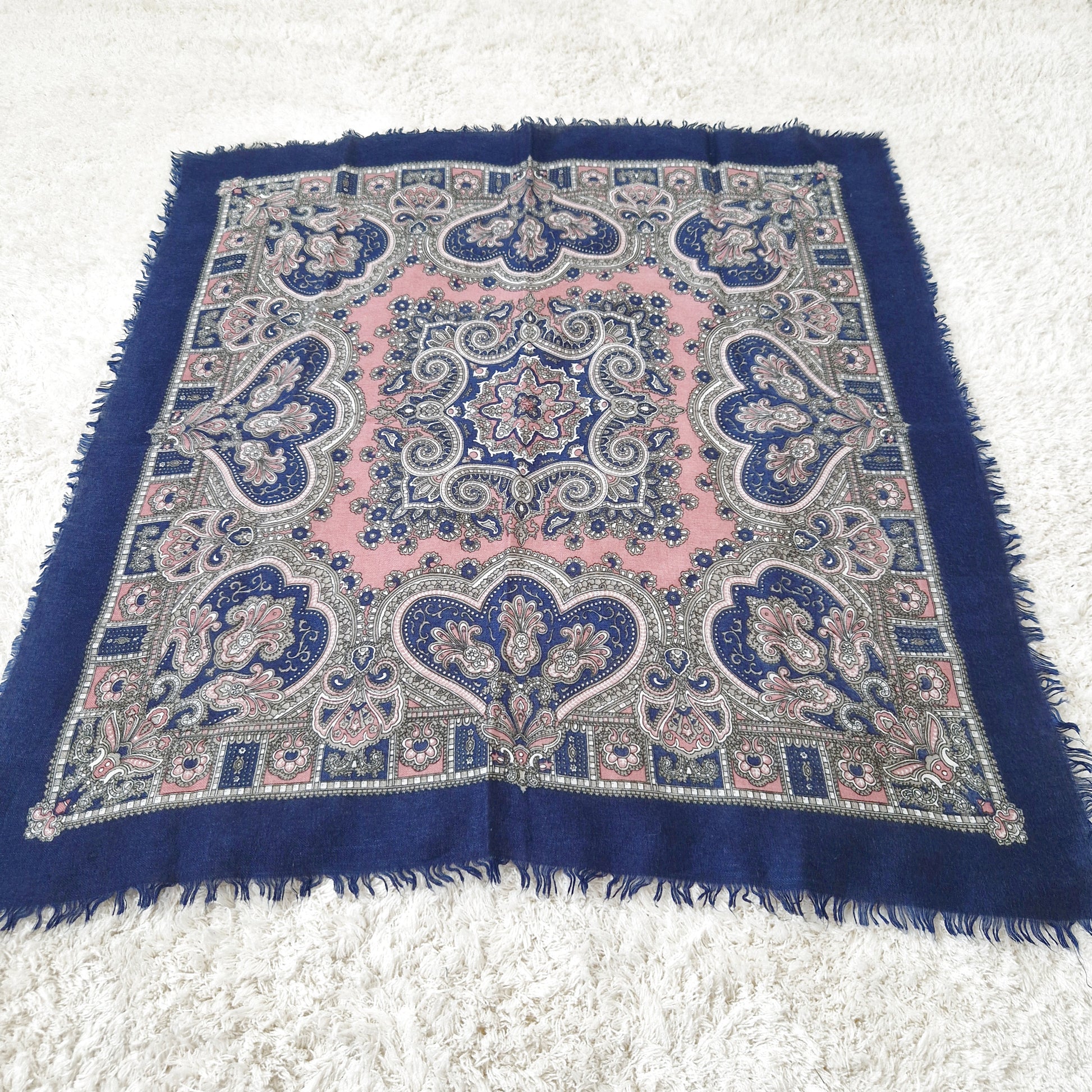 Einzigartiges und nachhaltiges Vintage Tuch in blau-rosa-grau. Unique and sustainable vintage cloth in blue-pink-grey. Side.