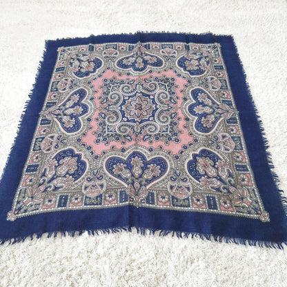 Einzigartiges und nachhaltiges Vintage Tuch in blau-rosa-grau. Unique and sustainable vintage cloth in blue-pink-grey. Side.