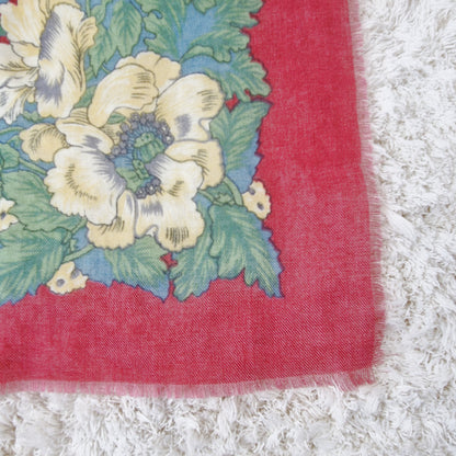 Einzigartiges und nachhaltiges Vintage Tuch in altrosa-mint-hellgelb, mit Blumen und Blättern. Unique and sustainable vintage cloth in dusty rose-mint-light yellow, with flowers and leaves. Close-up 2.