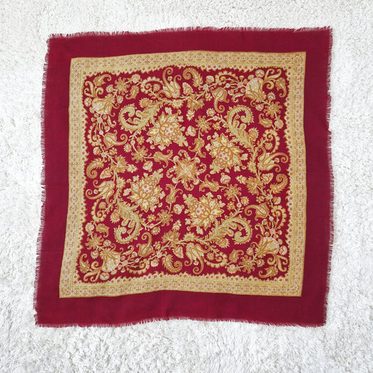 Einzigartiges und nachhaltiges Vintage Tuch in dunkelrot-gelb-orange, Paisley. Unique and sustainable vintage cloth in dark red-yellow-orange, paisley. Above.