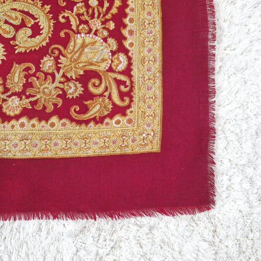 Einzigartiges und nachhaltiges Vintage Tuch in dunkelrot-gelb-orange, Paisley. Unique and sustainable vintage cloth in dark red-yellow-orange, paisley. Close-up.