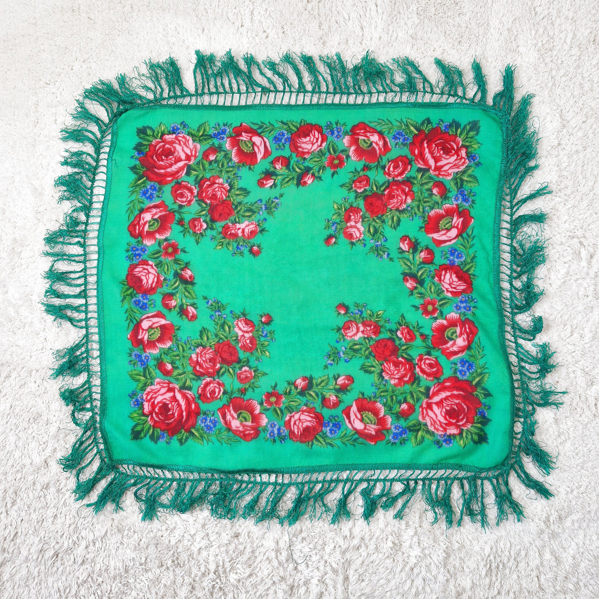 Einzigartiges und nachhaltiges Vintage Fransentuch in grün-rot-rosa mit Rosen. Front.