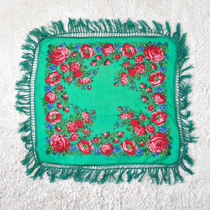 Einzigartiges und nachhaltiges Vintage Fransentuch in grün-rot-rosa mit Rosen. Front.