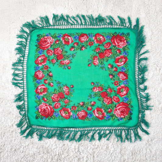 Einzigartiges und nachhaltiges Vintage Fransentuch in grün-rot-rosa mit Rosen. Front.