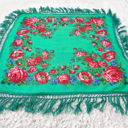 Einzigartiges und nachhaltiges Vintage Fransentuch in grün-rot-rosa mit Rosen. Side.