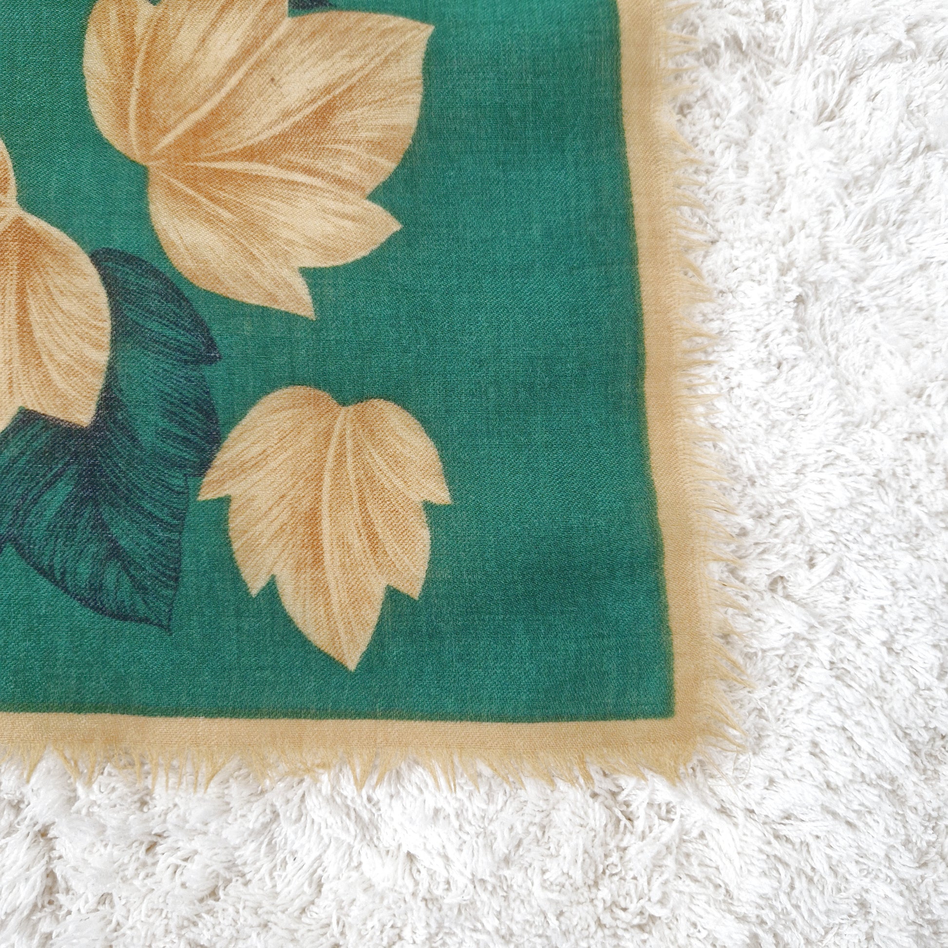 Einzigartiges und nachhaltige Vintage Tuch in grün-beige-dunkelgrün mit Blättern. Unique and sustainable vintage cloth in green-beige-dark green with leaves. Close-up.