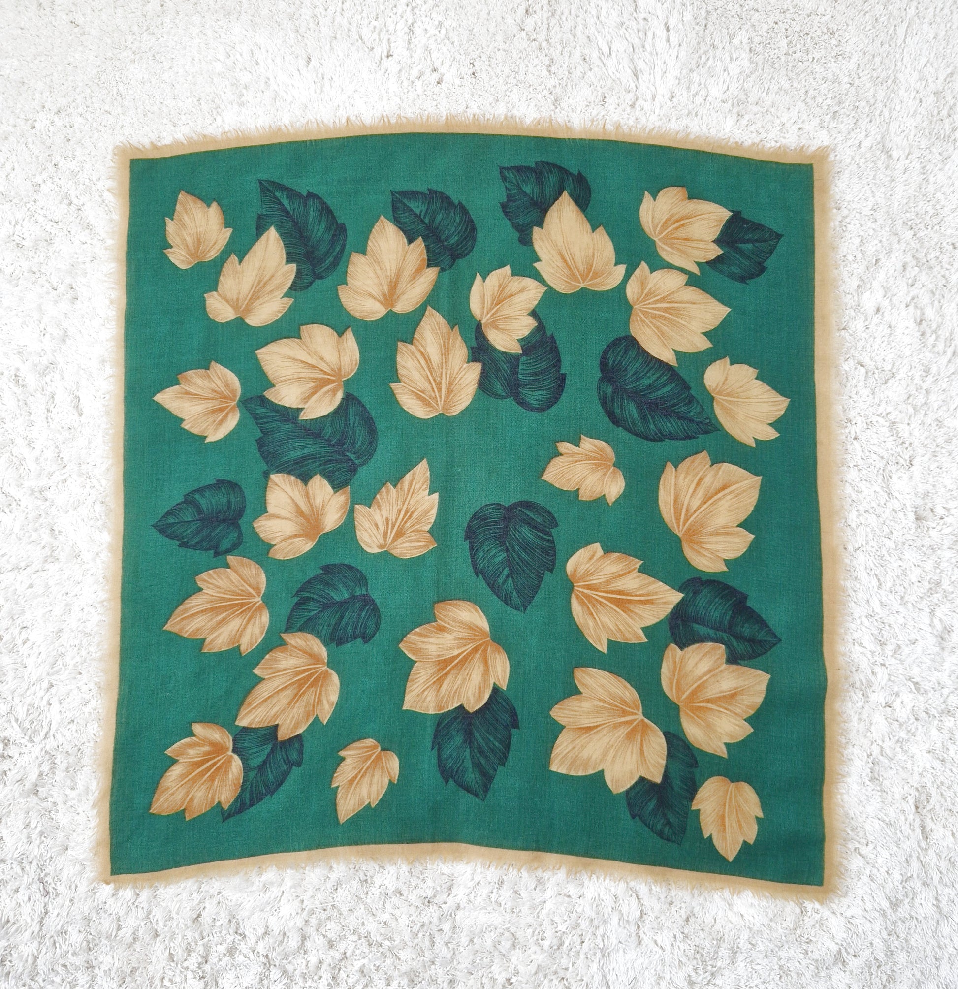 Einzigartiges und nachhaltige Vintage Tuch in grün-beige-dunkelgrün mit Blättern. Unique and sustainable vintage cloth in green-beige-dark green with leaves. Front. 