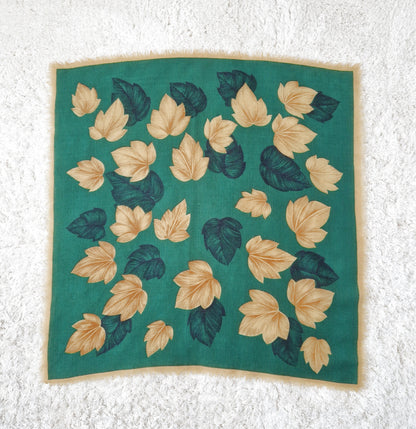 Einzigartiges und nachhaltige Vintage Tuch in grün-beige-dunkelgrün mit Blättern. Unique and sustainable vintage cloth in green-beige-dark green with leaves. Front. 