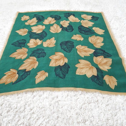 Einzigartiges und nachhaltige Vintage Tuch in grün-beige-dunkelgrün mit Blättern. Unique and sustainable vintage cloth in green-beige-dark green with leaves. Side.
