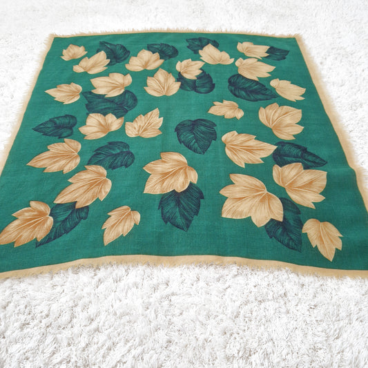 Einzigartiges und nachhaltige Vintage Tuch in grün-beige-dunkelgrün mit Blättern. Unique and sustainable vintage cloth in green-beige-dark green with leaves. Side.