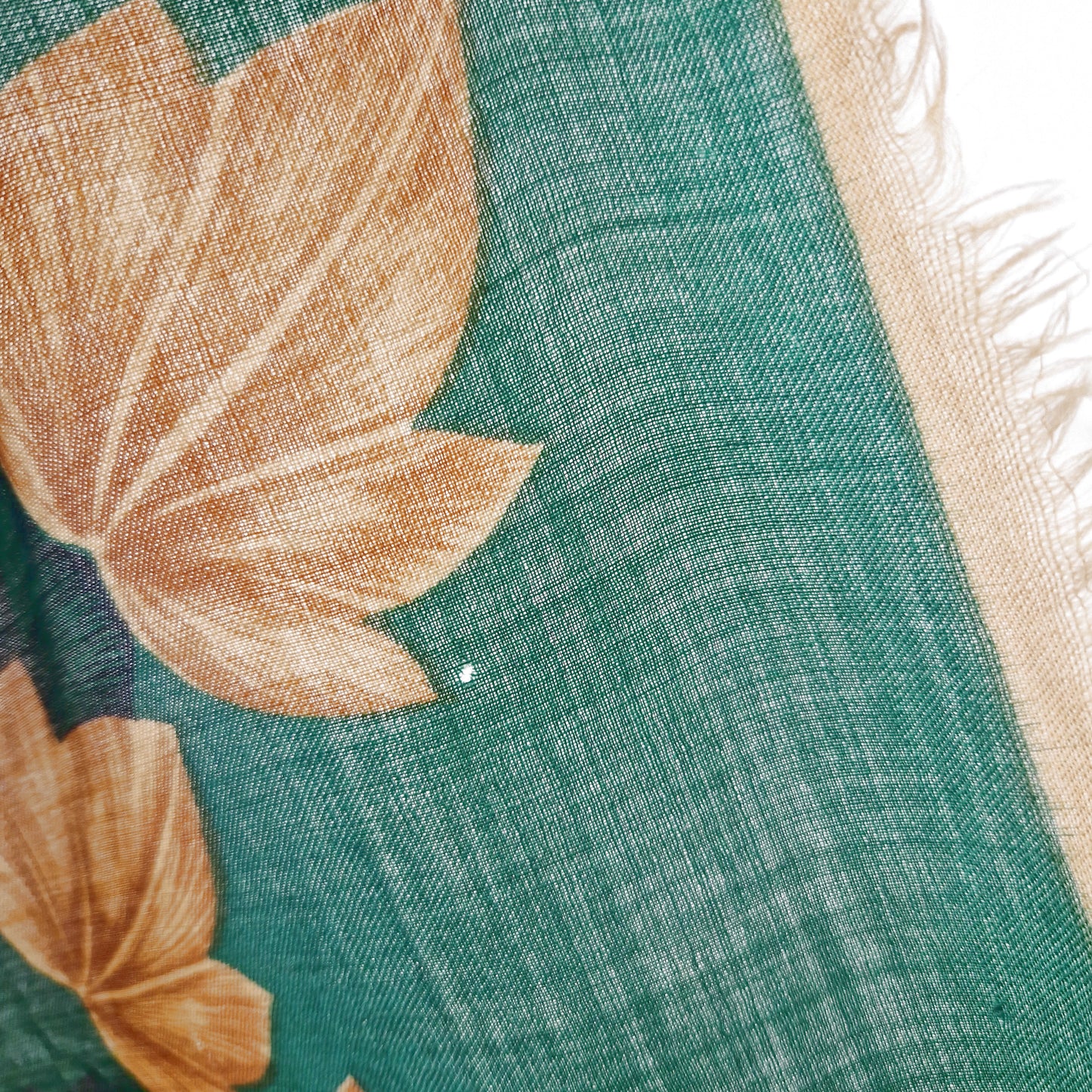 Einzigartiges und nachhaltige Vintage Tuch in grün-beige-dunkelgrün mit Blättern. Unique and sustainable vintage cloth in green-beige-dark green with leaves. Hole.