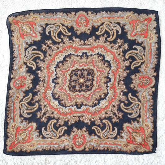Einzigartiges und nachhaltiges Vintage Tuch in schwarz-orange-gelb, Paisley. Unique and sustainable vintage cloth in black-orange-yellow, paisley. Front.