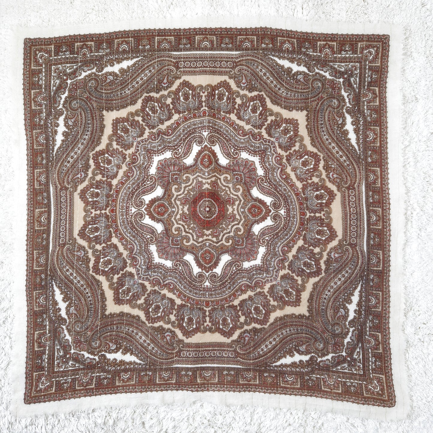 Einzigartiges und nachhaltiges Vintage Tuch in eierschale-braun-beige, Paisley. Unique and sustainable vintage cloth in off-white-brown-beige, paisley. Front. 