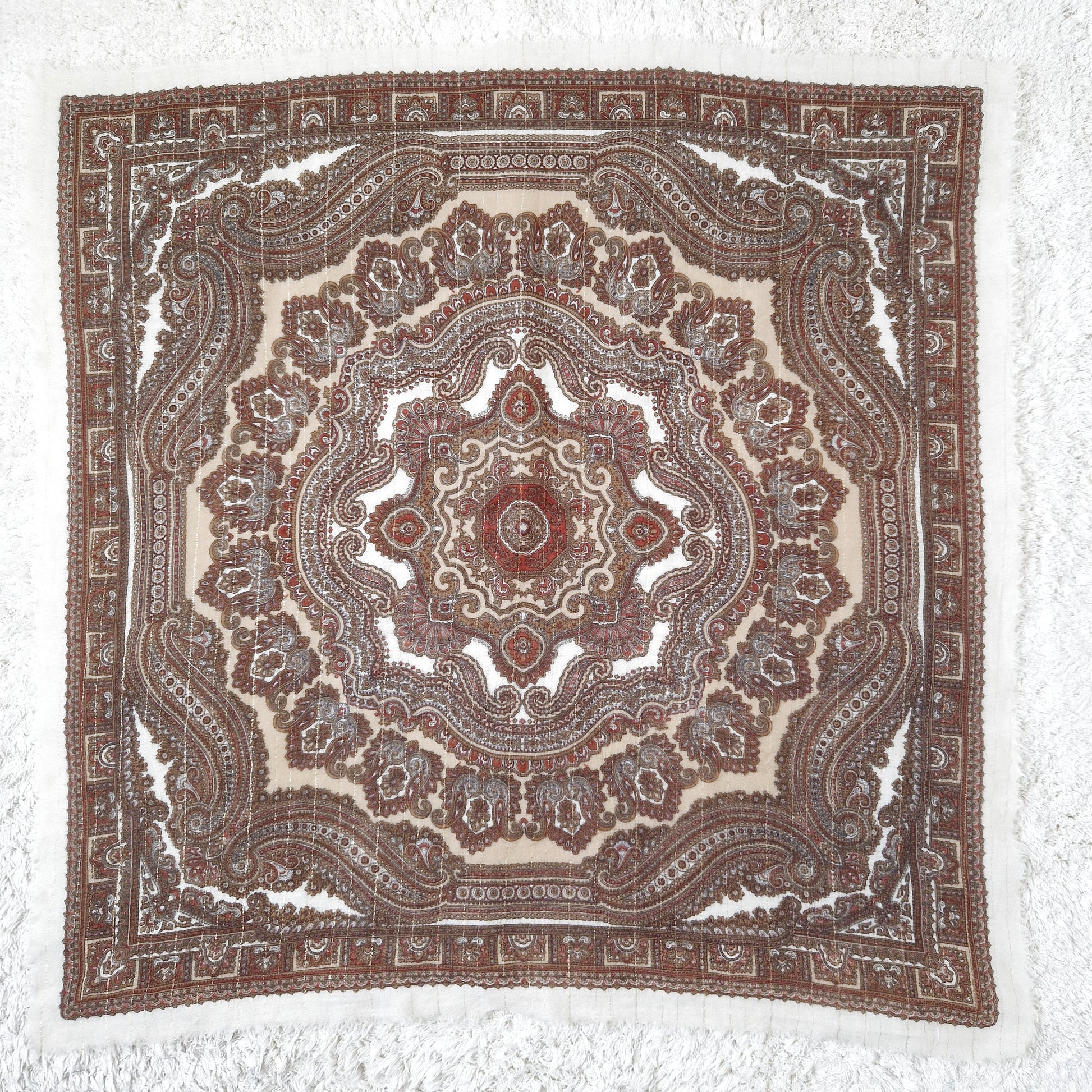 Einzigartiges und nachhaltiges Vintage Tuch in eierschale-braun-beige, Paisley. Unique and sustainable vintage cloth in off-white-brown-beige, paisley. Front. 