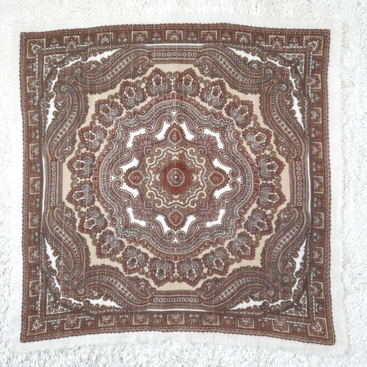 Einzigartiges und nachhaltiges Vintage Tuch in eierschale-braun-beige, Paisley. Unique and sustainable vintage cloth in off-white-brown-beige, paisley. Front. 
