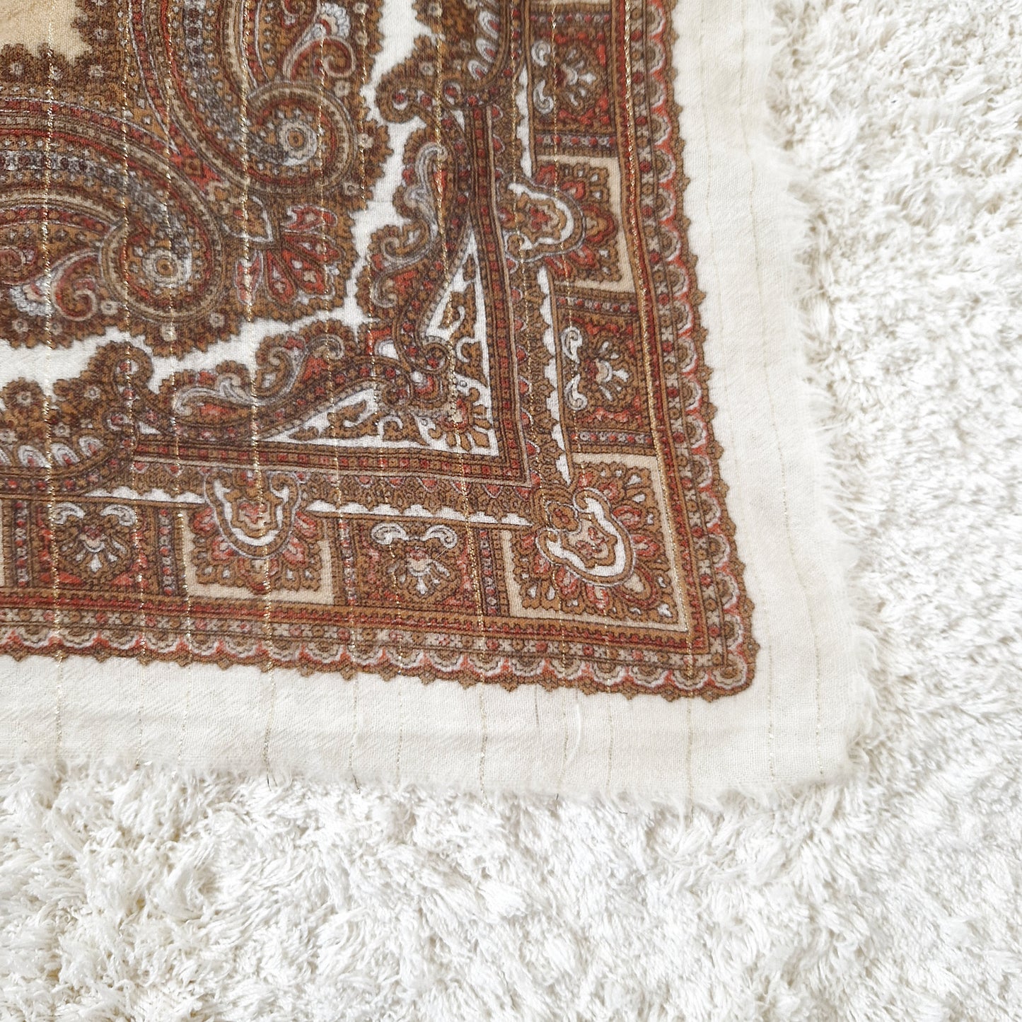 Einzigartiges und nachhaltiges Vintage Tuch in eierschale-braun-beige, Paisley. Unique and sustainable vintage cloth in off-white-brown-beige, paisley. Close-up.