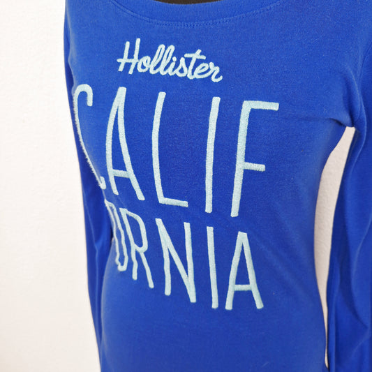 Einzigartiges und nachhaltiges Vintage Shirt in blau-türkis, Hollister. Close-up.