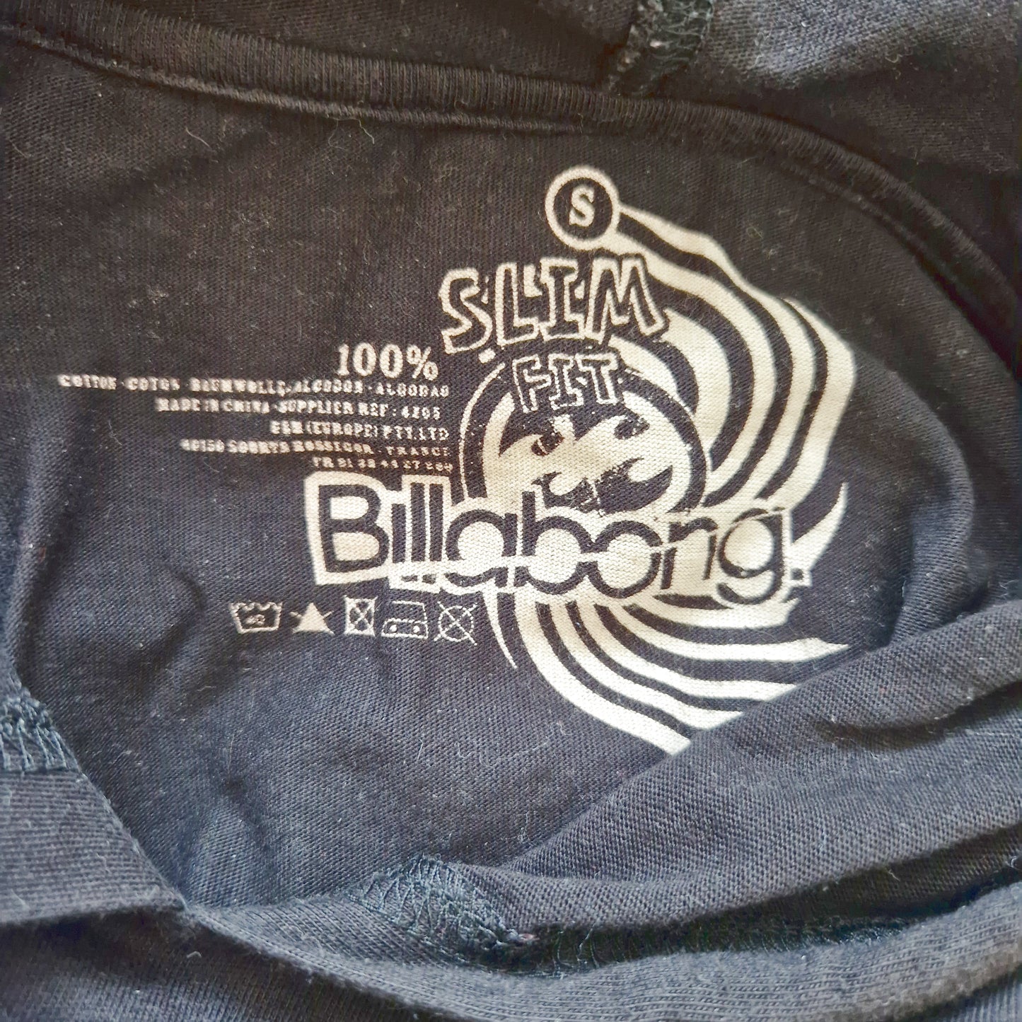 Einzigartiger und nachhaltiger Hoodie in schwarz-pink-weiss, Billabong. Tag.