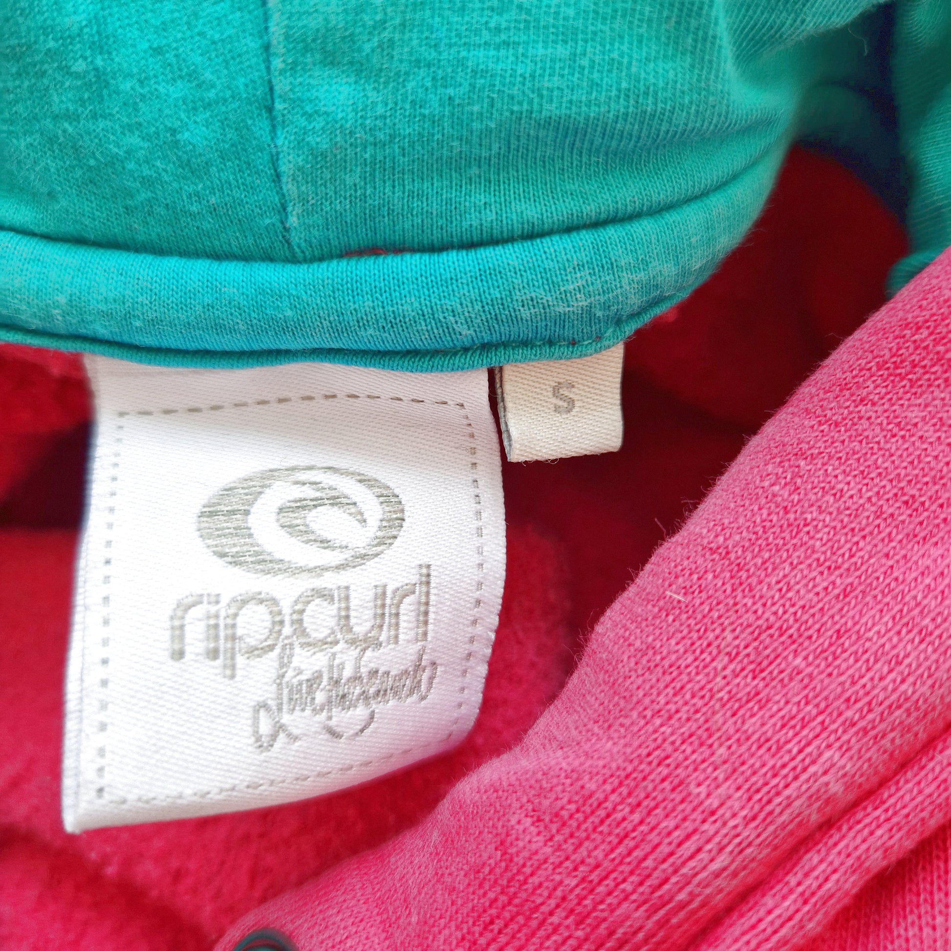 Einzigartiger und nachhaltiger Vintage Hoodie in pink-grün, Rip Curl.   Tag.