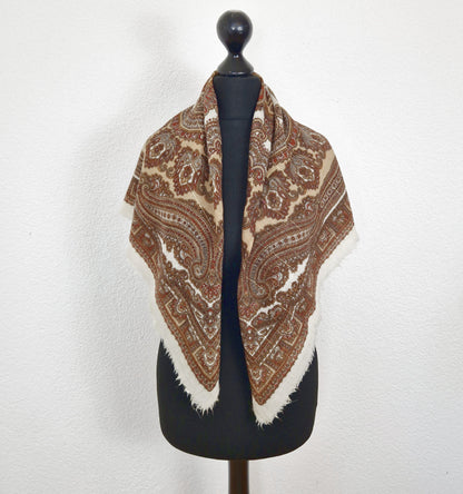 Einzigartiges und nachhaltiges Vintage Tuch in eierschale-braun-beige, Paisley. Unique and sustainable vintage cloth in off-white-brown-beige, paisley. Model 1.