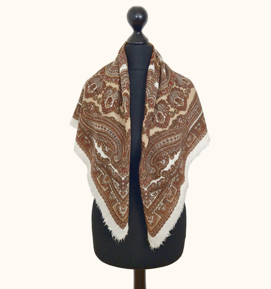 Einzigartiges und nachhaltiges Vintage Tuch in eierschale-braun-beige, Paisley. Unique and sustainable vintage cloth in off-white-brown-beige, paisley. Model 1.