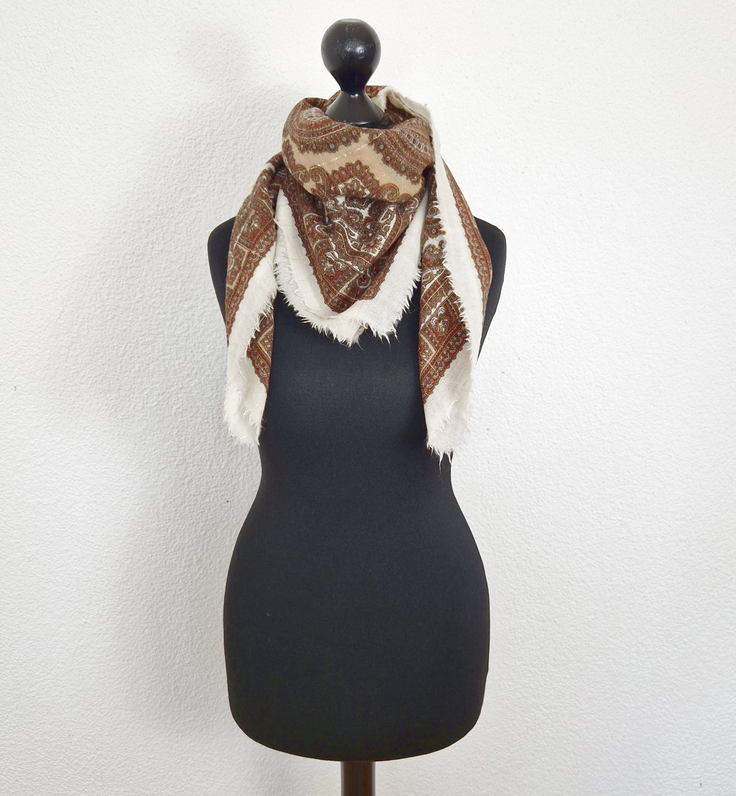 Einzigartiges und nachhaltiges Vintage Tuch in eierschale-braun-beige, Paisley. Unique and sustainable vintage cloth in off-white-brown-beige, paisley. Model 2.