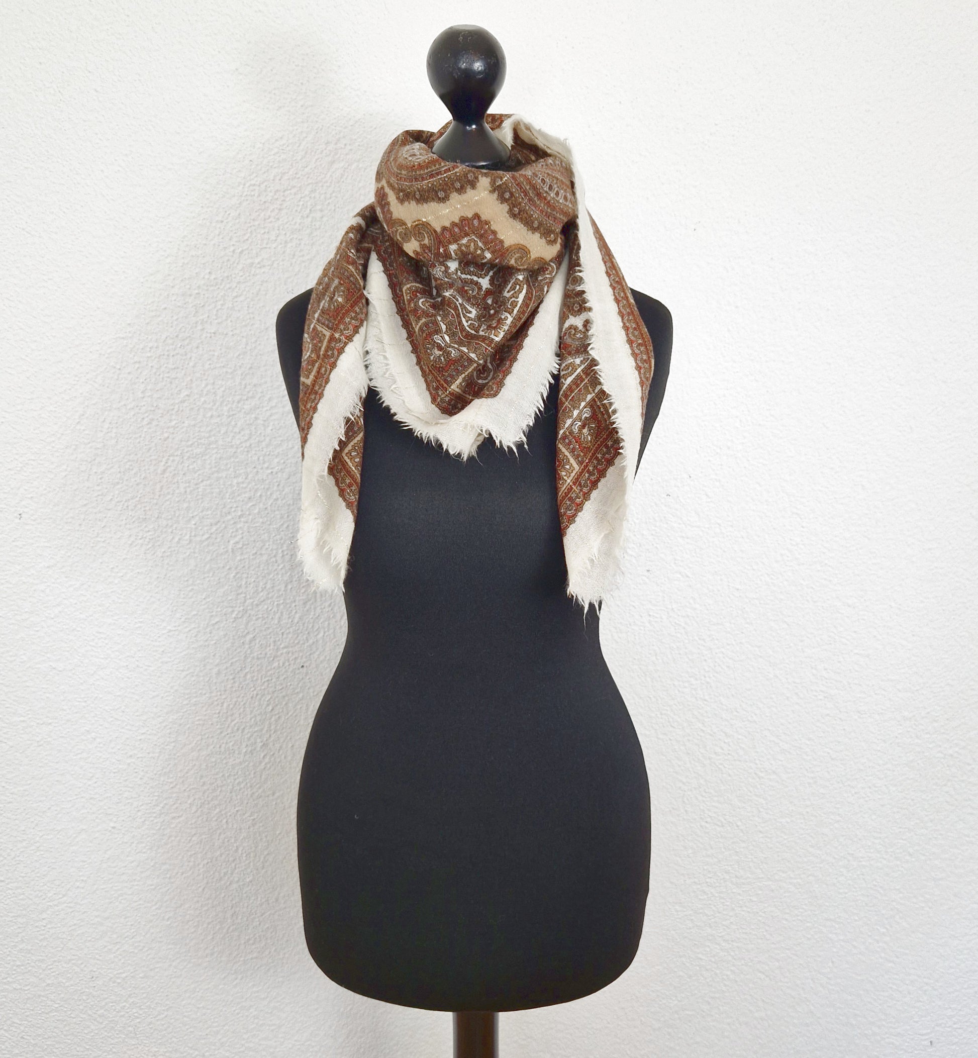 Einzigartiges und nachhaltiges Vintage Tuch in eierschale-braun-beige, Paisley. Unique and sustainable vintage cloth in off-white-brown-beige, paisley. Model 2.