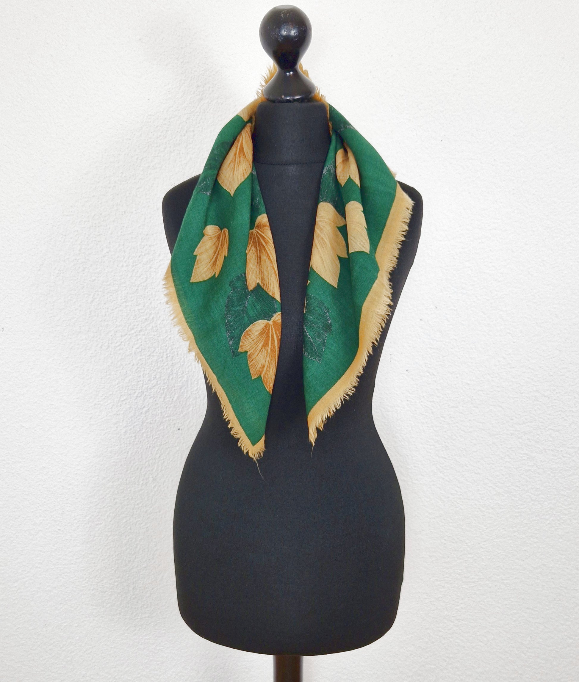 Einzigartiges und nachhaltige Vintage Tuch in grün-beige-dunkelgrün mit Blättern. Unique and sustainable vintage cloth in green-beige-dark green with leaves. Model 1.