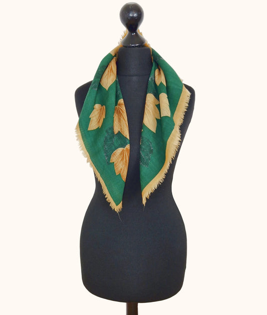 Einzigartiges und nachhaltige Vintage Tuch in grün-beige-dunkelgrün mit Blättern. Unique and sustainable vintage cloth in green-beige-dark green with leaves. Model 1.