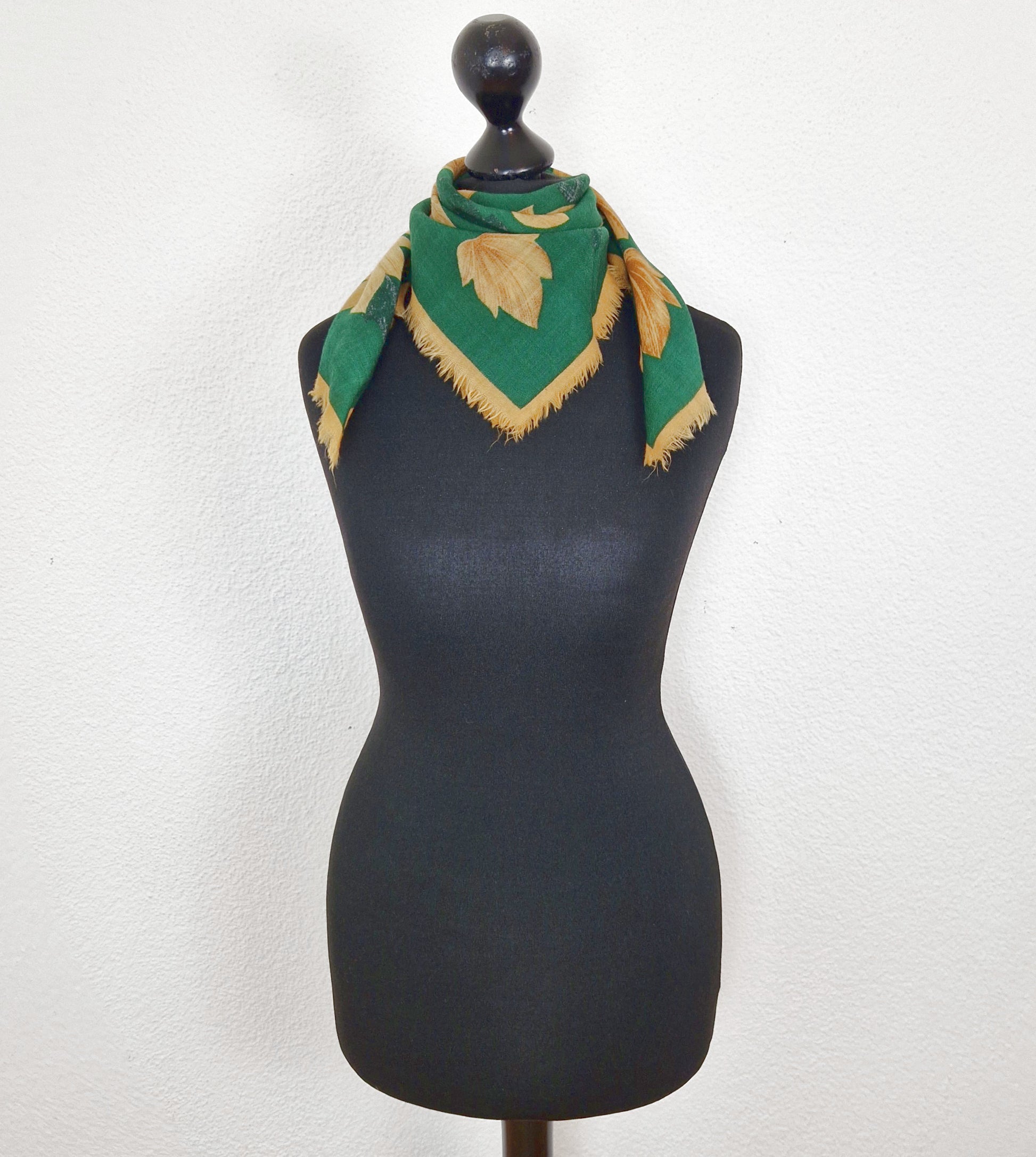 Einzigartiges und nachhaltige Vintage Tuch in grün-beige-dunkelgrün mit Blättern. Unique and sustainable vintage cloth in green-beige-dark green with leaves. Model 2.