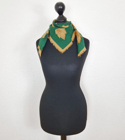 Einzigartiges und nachhaltige Vintage Tuch in grün-beige-dunkelgrün mit Blättern. Unique and sustainable vintage cloth in green-beige-dark green with leaves. Model 2.