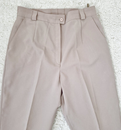 Einzigartige und nachhaltige, beige Vintage Hose. Close-up.