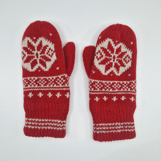 Einzigartige und nachhaltige Vintage Handschuhe in rot-weiss, Norwegermuster. Unique and sustainable vintage gloves in red-white, norwegian pattern. Front.