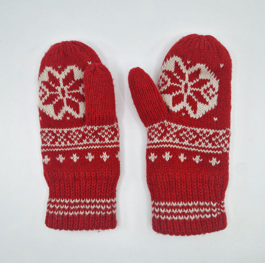 Einzigartige und nachhaltige Vintage Handschuhe in rot-weiss, Norwegermuster. Unique and sustainable vintage gloves in red-white, norwegian pattern. Back.