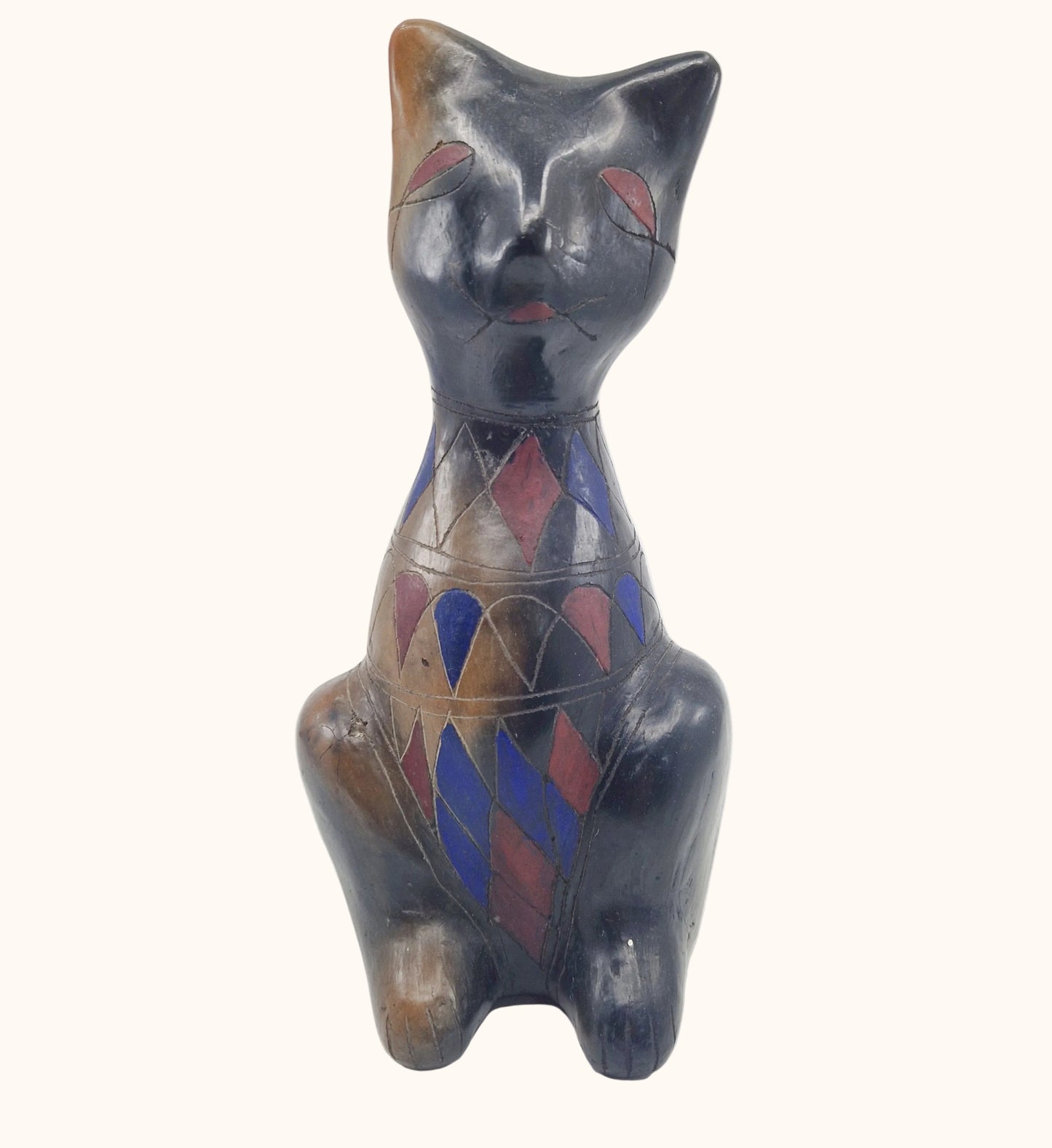 Einzigartige und nachhaltige Vintage Katze in schwarz-blau-rot. Unique and sustainable vintage cat in black-blue-red. Front.