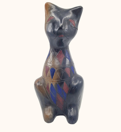 Einzigartige und nachhaltige Vintage Katze in schwarz-blau-rot. Unique and sustainable vintage cat in black-blue-red. Front.
